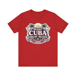 Puede incluir: Camiseta roja con la frase "MAKE CUBA GREAT AGAIN". El diseño incluye palmeras, un sol y los colores de la bandera cubana. El texto está en negrita y es legible.