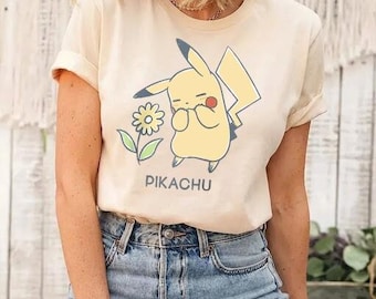 Kawaii Pikachu z koszulką w kwiaty, słodka koszulka Pikachu Pokemon Comfort Colors, prezent dla gracza Kawaii, koszulka dla miłośnika Pokemonów, prezent urodzinowy dla fanów