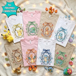 Może przedstawiać: Kolekcja ośmiu koszulek w kolorach białym, różowym i beżowym, każda z centralną ilustracją postaci Pokemon w owalnej ramce. Postacie obejmują Pikachu, Bulbasaur, Charmander, Squirtle, Eevee, Charizard, Blastoise oraz Venusaur.