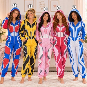 Op de afbeelding: Vijf jumpsuits met capuchon, ritssluiting aan de voorzijde en geometrische patronen. Nummer 1 is blauw en rood, 2 is geel en zwart, 3 is lichtroze en wit, 4 is donkerroze en wit, en 5 is blauw en wit. Elk model heeft lange mouwen en boorden.