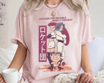 チームロケット コンフォートカラーズ シャツ、トラブルに備えよ、ダブルTシャツ、レトロアニメTシャツ、ポケモンファンへのギフト
