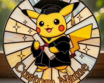 Spersonalizowany witrażowy łapacz słońca z okazji ukończenia szkoły Pikachu, prezent dla absolwenta z imieniem Pokemon, dekoracja okna w stylu anime, prezent dla absolwenta z 2026 roku