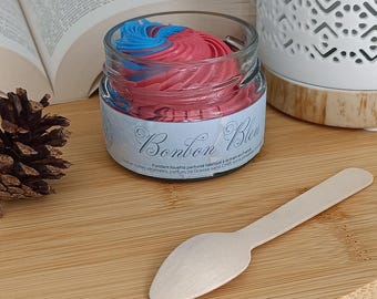 Geurige waxmelt met blauwe snoepjesgeur · Veganistische sojawax · Opgeklopte waxmelt, vrij van CMR's en ftalaten · Inclusief houten lepeltje · Handgemaakt in Frankrijk