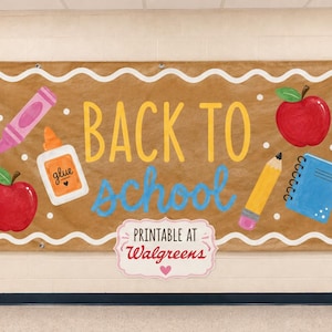 以下が含まれることがあります： 黄色と青で「BACK TO school」と書かれた、白いスカラップの縁取りがある茶色の長方形のバナー。ピンクのクレヨン、糊、2つの赤いリンゴ、黄色い鉛筆、青いノートのイラストが描かれています。テキストには「PRINTABLE AT Walgreens」と記されています。