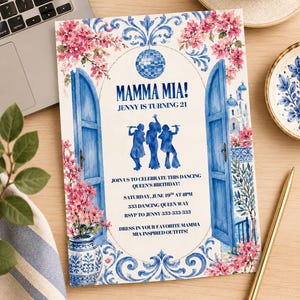 Op de afbeelding: Een rechthoekige verjaardagsuitnodiging met een aquarelillustratie van open blauwe deuren, roze bougainvillea-bloemen en een discobal. De tekst luidt MAMMA MIA! JENNY IS TURNING 21, inclusief details over de datum, tijd, locatie en RSVP-informatie.