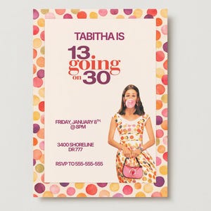 Puede incluir: Una invitación a una fiesta con un borde de lunares de colores. La invitación dice "Tabitha tiene 13 años y aparenta 30" con detalles del evento. Se muestra a una mujer con un vestido de lunares, soplando una burbuja de chicle.