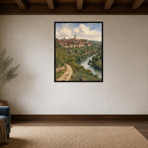 Può includere: Una stampa d'arte da parete incorniciata raffigurante un dipinto paesaggistico di una città medievale situata su una collina sopra un fiume tortuoso. La scena include un sentiero sterrato che conduce alla città, alberi verdi e un cielo azzurro.