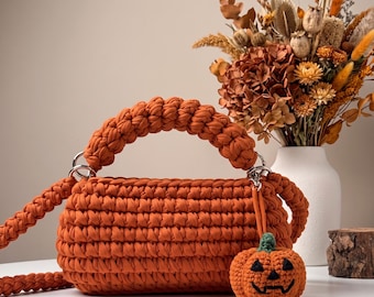 Beginner Crochet Handbag Pattern, Chunky Yarn Tote with Pumpkin Charm (PDF)