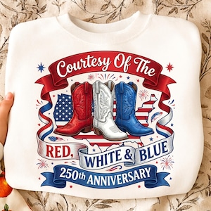 Könnte beinhalten: Weißes Sweatshirt mit patriotischem Design. Es zeigt rote, weiße und blaue Cowboy-Stiefel, ein Banner mit der Aufschrift "Courtesy Of The Red, White & Blue 250th Anniversary" und amerikanische Flaggenmotive. Sterne und Feuerwerk vervollständigen das Design.