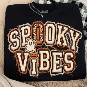Spooky Vibes PNG | Nepborduurwerk Halloween PNG | Retro Varsity Halloween shirtontwerp | Luipaard Spook Vleermuis Pompoen | Spooky Season Sublimation