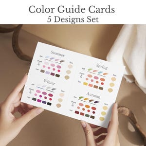 Può includere: Un set di cinque schede guida colori con il testo "Color Guide Cards 5 Designs Set". Ogni scheda presenta palette di colori per estate, inverno, primavera e autunno, con sezioni per occhi, guance e labbra, capelli e viso.