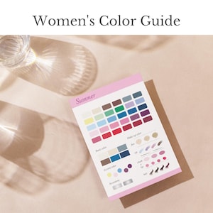 Könnte beinhalten: Ein Farbführer mit dem Titel „Women's Color Guide“ mit einer „Summer“-Farbpalette. Der Führer enthält eine Reihe von Farben, darunter Basis-, Akzent- und Zubehörfarben, sowie Vorschläge für Make-up-Farben. Zwei Gläser sind sichtbar.
