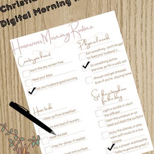 Könnte beinhalten: Eine digitale Checkliste für die Morgenroutine mit dem Titel „Christian Housewives Digital Morning Routine“. Die Checkliste umfasst Abschnitte zum Zentrieren des Herzens, zu körperlichen Bedürfnissen, zu Hausarbeiten und zur Gestaltung der Atmosphäre für den Tag. Ein schwarzer Stift liegt auf dem Papier.