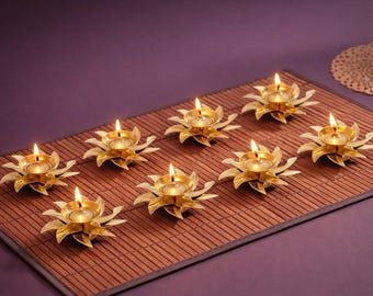 Lampe à huile Lotus Diya en laiton pour décoration Puja et Diwali (Ensemble de 8)