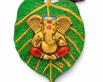 Tenture murale Golden Lord Ganesha | Décor de feuilles vertes de dhoti rouge en métal