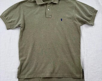 Polo Ralph Lauren de manga corta, estilo vintage Y2K, color verde oliva.