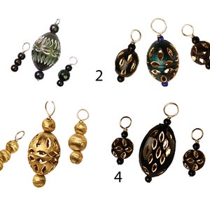 Peut inclure: Une collection de boucles d'oreilles artisanales de différents modèles. Les boucles d'oreilles présentent des perles dorées, noires et vertes, avec des motifs découpés complexes et des accents décoratifs.