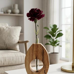 Handgemaakte ovale houten vaas, moderne Japandi tafeldecoratie, houder voor één bloem.