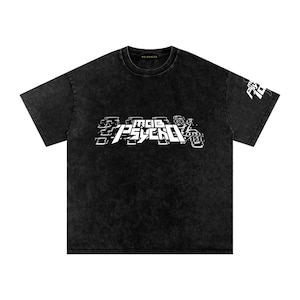 Puede incluir: Camiseta negra con lavado ácido con el texto blanco "mob psycho" en una fuente de estilo glitch en el pecho. Texto blanco adicional en la manga derecha. La camiseta tiene cuello redondo y mangas cortas.