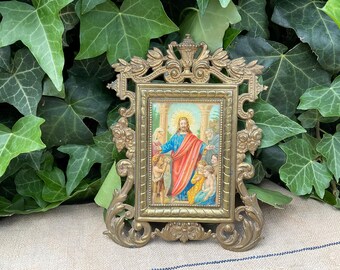 Französischer Vintage Bilderrahmen aus gepresstem Messingblech, 19.Jh. handgefertigt, mit Glas und frommem Bild