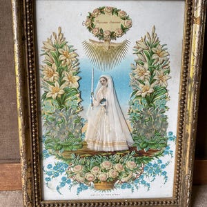 Scena d'epoca francese, comunicante cattolico del XIX secolo, in cornice di legno, interamente realizzata a mano, carta, tessuto, carte ritagliate, souvenir