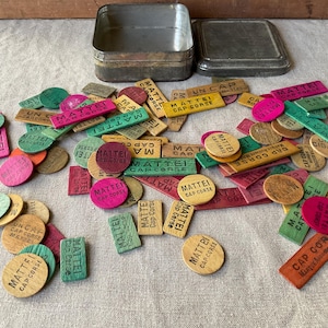 Französische Vintage Box mit Werbetoken, Pastis, Anisette, Holztoken für Kartenspiele, handgefertigt, Matteï Cap Corse