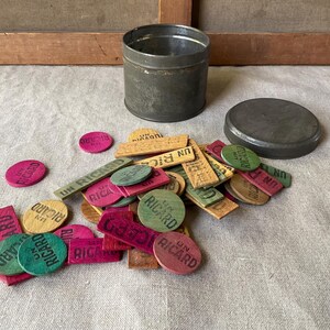 Französische Vintage-Box mit Werbetoken, Pastis, Anisette, Holztoken für Kartenspiele, handgefertigt, Ricard