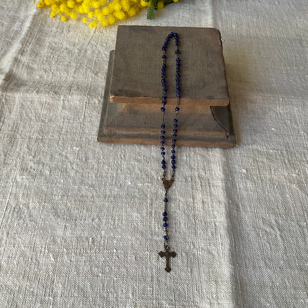 ancien Petit Chapelet en perles de verre bleu foncé, médaille et croix en métal, fait main