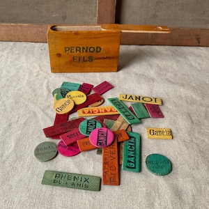 PERNOD Fils, französische Vintage Werbebox, mit einer Reihe von Werbebistro-Token, 1950, handgefertigte Box für Spielkarten aus Holz