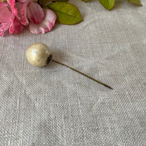 ancienne épingle à chapeau en carton pâte, nacrée