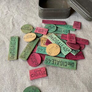 Französische Vintage Box mit Werbetoken, Pastis, Anisette, Holztoken für Kartenspiele, handgefertigt, Une Cigale