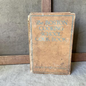 The Boston Cooking School Cook Book, vintage, 1945, in english, recipes, 825 pages
