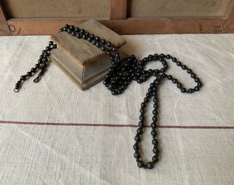 Ancien long Collier français, perles de bois noires sur ruban de coton noir, séparées par des noeuds, Fait main