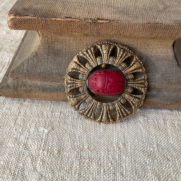 Ancienne boucle de ceinture en filigrane de laiton, entourant un scarabée rouge foncé en verre, Art Nouveau, ornement de robe, accessoire