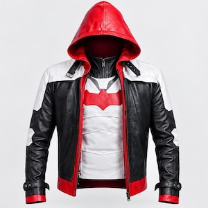 Puede incluir: Una chaqueta de cuero multicolor con capucha roja brillante, mangas y paneles de torso negros, y detalles blancos en hombros y pecho. La chaqueta incluye un emblema rojo con forma de murciélago en el pecho, cierre de cremallera y correas ajustables.