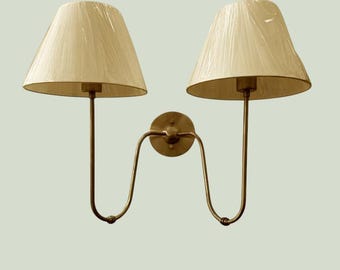 Aplique de pared de latón natural hecho a mano con 2 luces. Elegante luminaria de estilo vintage moderno.