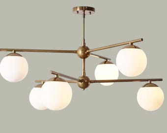 LAMPADARIO IN OTTONE FATTO A MANO – 6 LUCI A SOSPENSIONE CON GLUMINI IN VETRO, IDEALE PER L'ARREDAMENTO IN STILE METROPOLITANO.