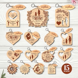 Könnte beinhalten: Eine Sammlung von 15 Holzschlüsselanhängern mit verschiedenen Designs zum Muttertag. Jeder Schlüsselanhänger hat einen silbernen Ring, ein blattförmiges Etikett mit dem Namen "Sophia" und ein lasergeschnittenes Design mit Sätzen wie "Beste Mama" und "Alles Gute zum Muttertag".