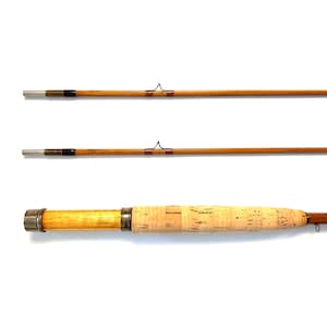 Peut inclure: Canne &agrave; p&ecirc;che &agrave; la mouche en trois parties avec une poign&eacute;e en li&egrave;ge de couleur claire et un f&ucirc;t en bambou. La canne a des accents m&eacute;talliques argent&eacute;s et un enroulement brun fonc&eacute;. Con&ccedil;ue pour la p&ecirc;che &agrave; la mouche.