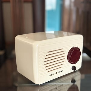 Vintage 1940s General Electric C402 Plaskon Radio – Working! – Antique Radio – Mid Century Radio