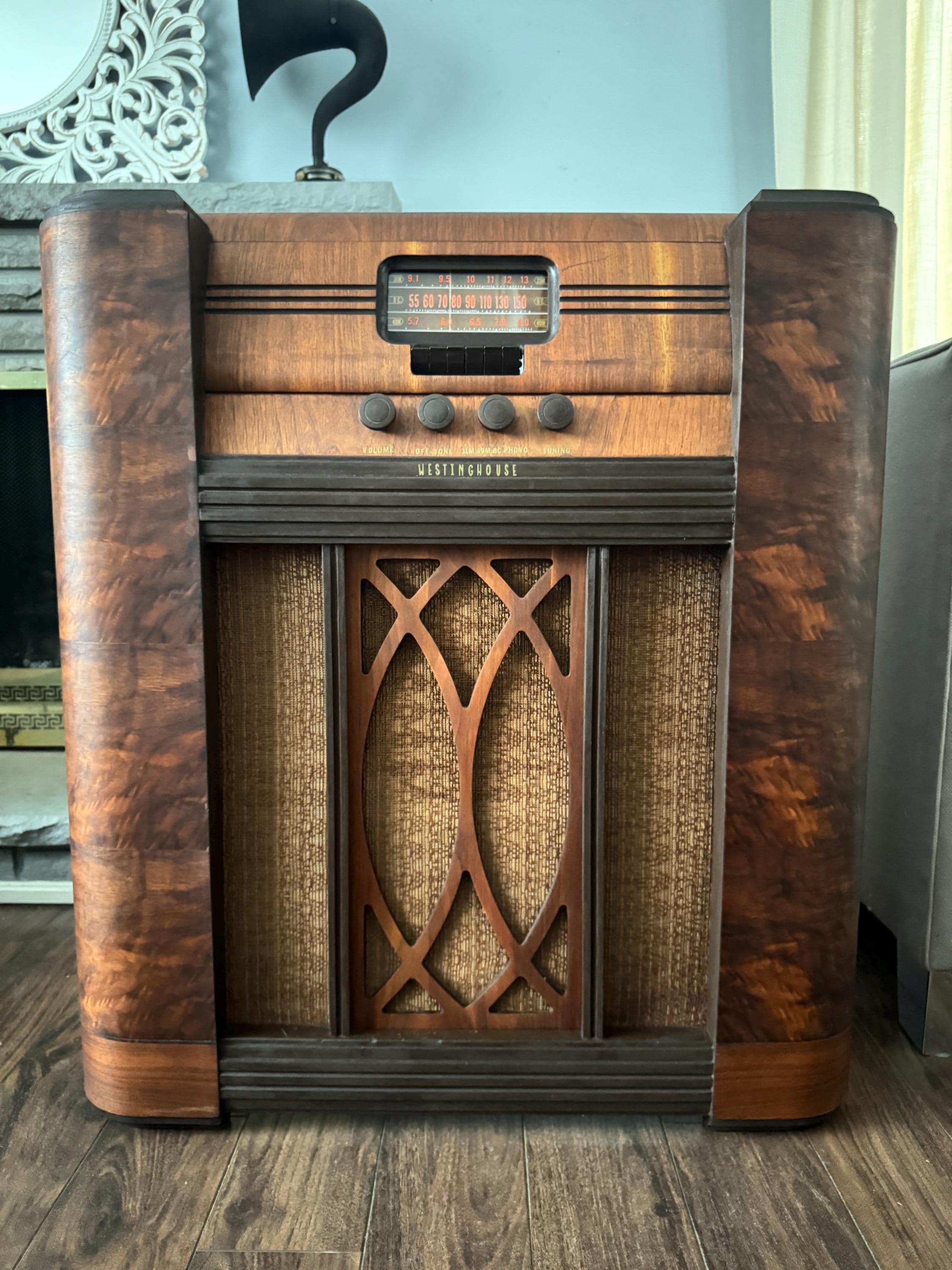 Restored 1940s Canadian Westinghouse Model 697X Console Tube Radio