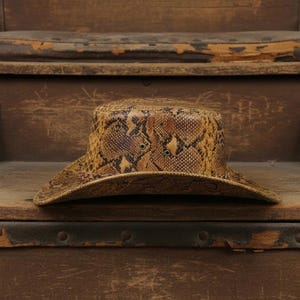 Cowboyhoed van slangenleer, luxe leren westernhoed, fedora met exotische pythonprint, outlaw country cowboyhoed, unisex hoed met brede rand, festivaloutfits