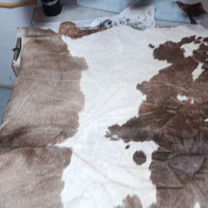 Alfombra grande de piel de vaca tricolor natural, alfombra brasileña única en marrón y blanco, alfombra de cuero genuino para decoración de pisos, ideal para sala de estar rústica moderna u oficina. imagen 8