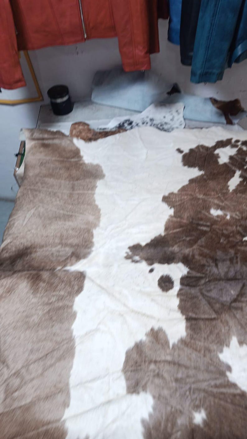 Alfombra grande de piel de vaca tricolor natural, alfombra brasileña única en marrón y blanco, alfombra de cuero genuino para decoración de pisos, ideal para sala de estar rústica moderna u oficina. imagen 8