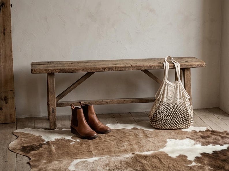 Puede incluir: Un letrero de madera r&uacute;stica con el texto "Welcome to our home" en letras blancas. El letrero presenta un acabado envejecido y un dise&ntilde;o sencillo y acogedor, perfecto para un porche o entrada.
