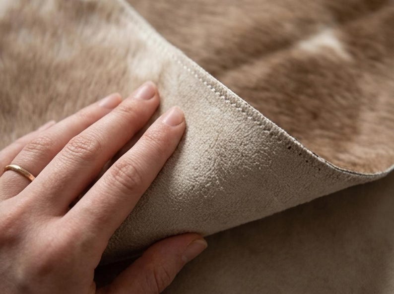 Puede incluir: Un letrero de madera r&uacute;stico con el texto "Welcome to our home" en un estilo manuscrito. El letrero rectangular tiene un acabado envejecido y un dise&ntilde;o sencillo y acogedor.