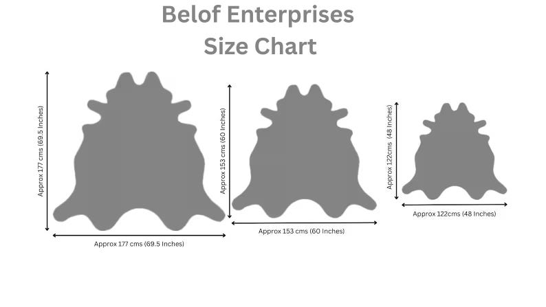 Puede incluir: Tabla de tallas de Belof Enterprises que muestra tres tama&ntilde;os de alfombras de piel de vaca. La alfombra m&aacute;s grande mide aproximadamente 177 cm de ancho y 177 cm de largo. La alfombra mediana mide aproximadamente 153 cm de ancho y 153 cm de largo. La alfombra m&aacute;s peque&ntilde;a mide aproximadamente 122 cm de ancho y 122 cm de largo.
