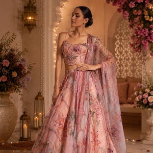 Lehenga Choli de seda rosa rubor con bordados de espejos auténticos