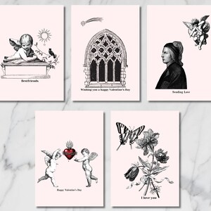 Peut inclure: Ensemble de cinq cartes de vœux avec des illustrations en noir et blanc sur fond rose. Les motifs comprennent des chérubins, une fenêtre gothique, un portrait et des compositions florales. Textes : "Bestfriends", "Wishing you a happy Valentine's Day", "Sending Love", "Happy Valentine's Day", et "I love you".