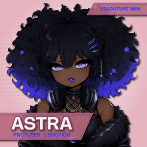 Puede incluir: Una ilustración digital de un personaje con cabello negro voluminoso con puntas azules y estrellas. El personaje tiene ojos morados, piel oscura y usa auriculares, una blusa de red y un collar de media luna. El texto dice ASTRA PNGTUBER 1 EMOTION y VEADOTUBE MINI.